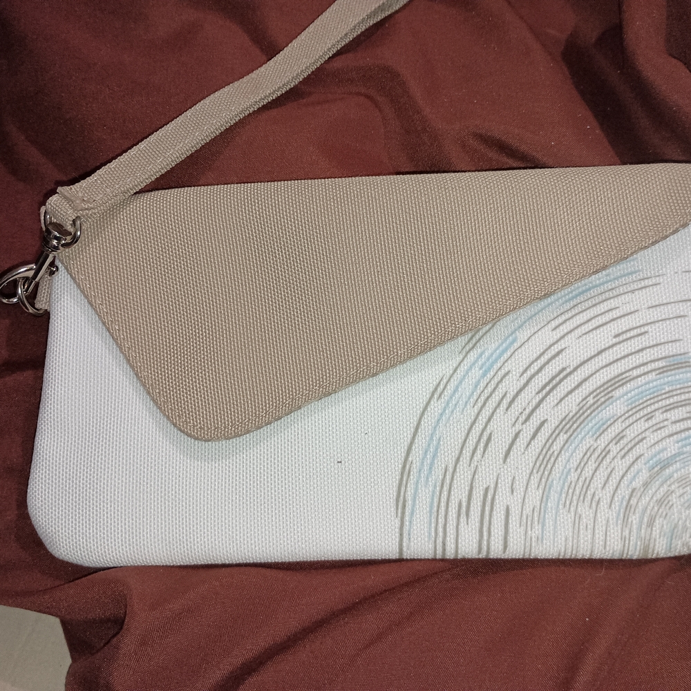 Hawaiian Airlines Tan and White Women's Amenities Bag